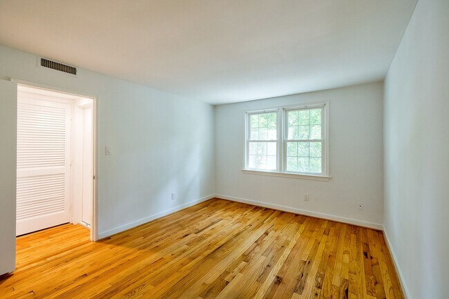 Building Photo - Charming 1BR/1BA in Silver Spring – $500 Move-In Credit (Look & Lease by March 1!)