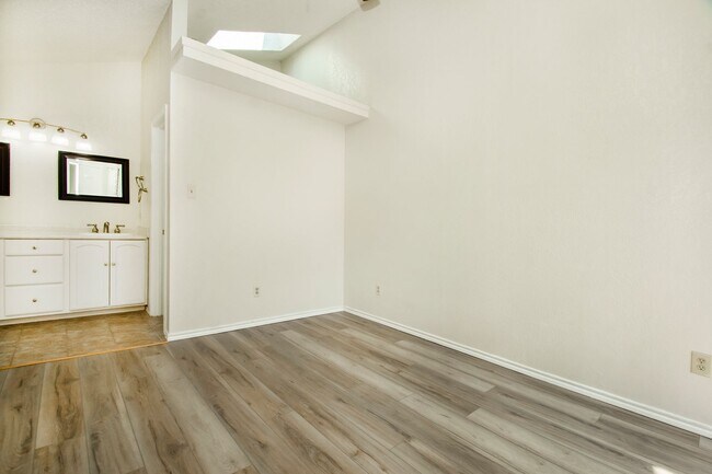 Building Photo - 4242 N Capistrano Dr