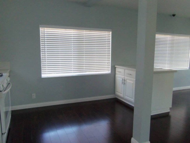 Dining area - 6623 Babcock Ave