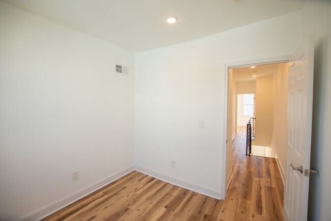 Building Photo - Renovated South Philadelphia Rowhome