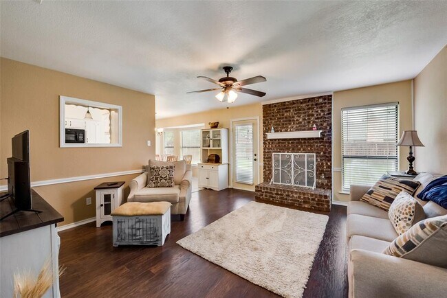 Building Photo - 617 Main St