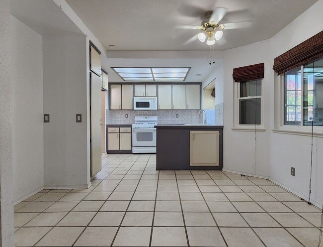 Building Photo - Great Two Story 3BD, 2.5BA Plus Bonus Room...