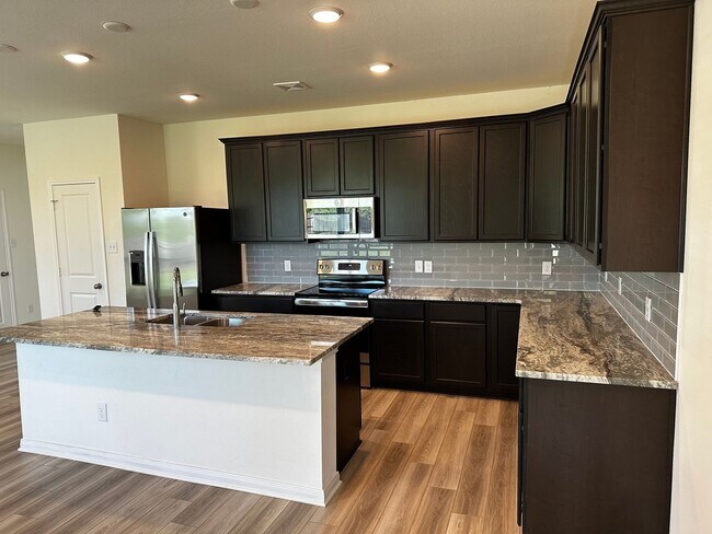 Building Photo - 4 bed 3 bath new build in the Lakes at University Place