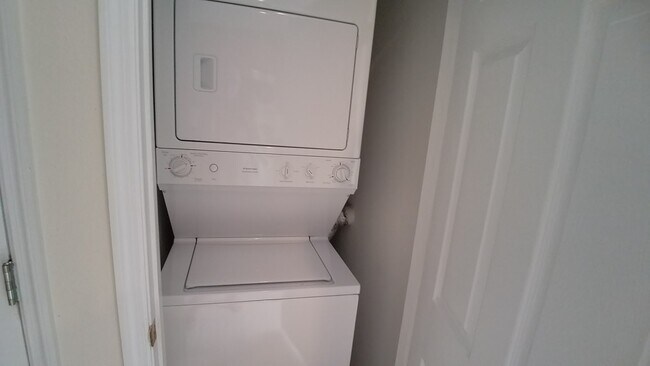 Building Photo - Beautiful Furnished 2/2.5  Pool View Condo x Rent Close to Universities.