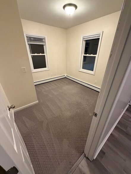 Building Photo - 406 N Broadway