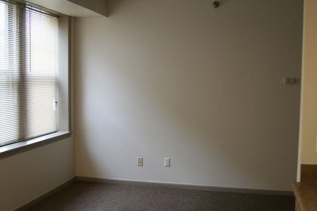 Building Photo - 3 br, 1 bath Apartment - Shirley Manor