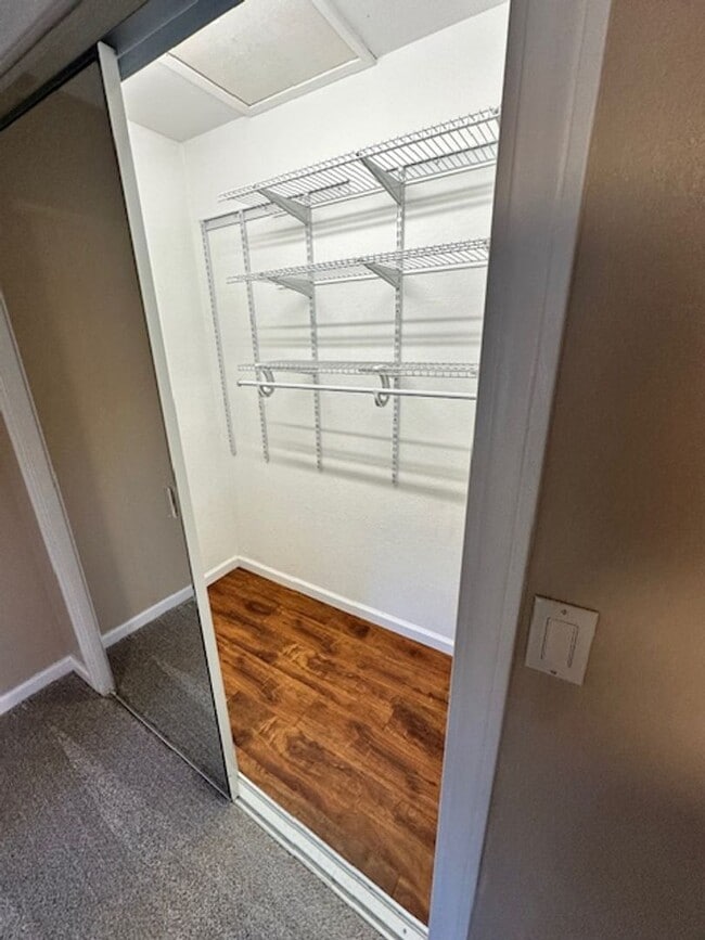 Building Photo - Nicely updated duplex 2Bd unit available soon!! Call me today to inquire!