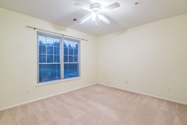 Building Photo - Beautiful 2 Bed 2 Bath Condo Beautiful Com...