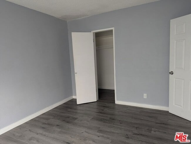 Building Photo - 901 W 64th St