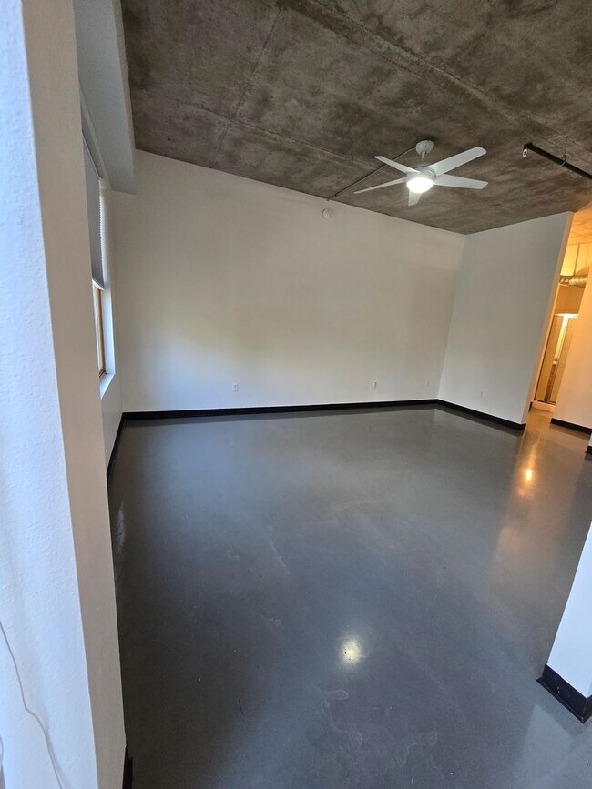 Building Photo - Luxurious 2BR , 2BA 2nd floor loft in East Downtown Area- aprox 1650 sq ft