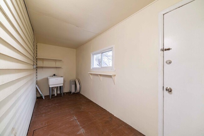 Building Photo - $1300 - Spacious Hamtramck home