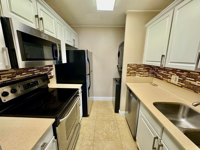 Building Photo - 10008 Twin Lakes Dr