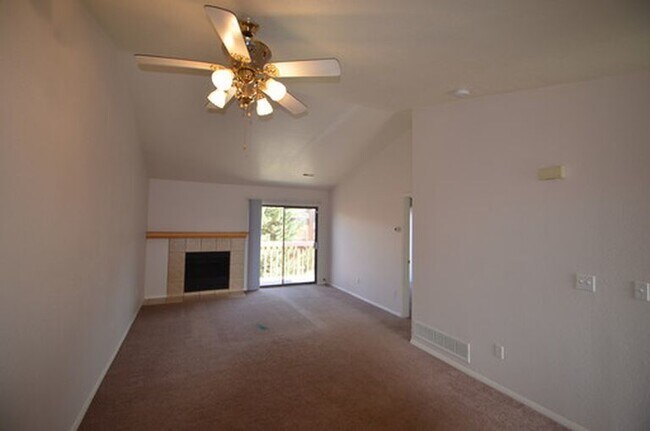 Building Photo - Clean, Bright upstairs Banyan Hollow Condo w/ central A/C!