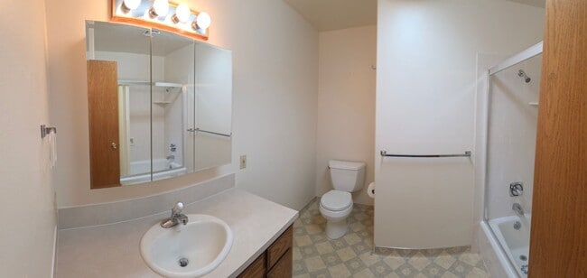 Building Photo - 3 bed, 3 bath Home in Sunnydell area Rexburg