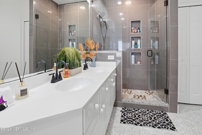 Building Photo - 450 La Travesia Flora