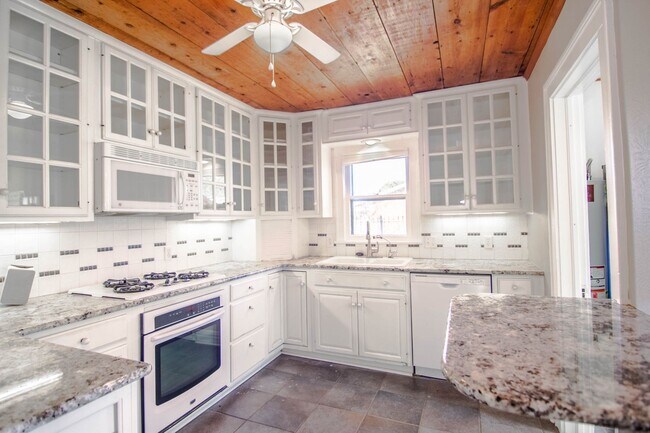 Building Photo - Beautiful 3-Bedroom Home with Natural Ligh...