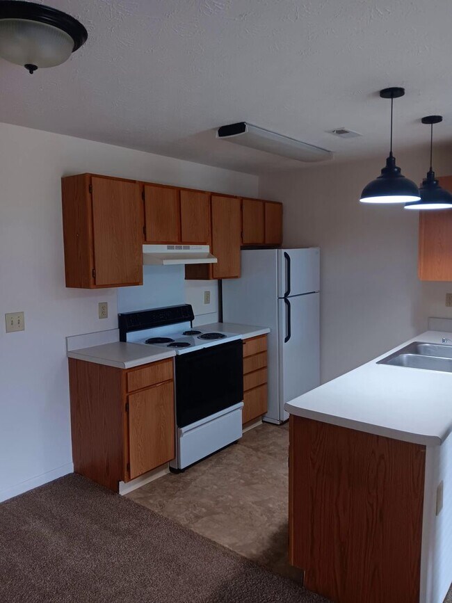 Building Photo - TWO BEDROOM ONE BATH UPSTAIRS