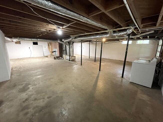 Building Photo - 1605 Cherokee Rd