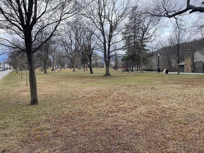 Building Photo - 136 Russell St