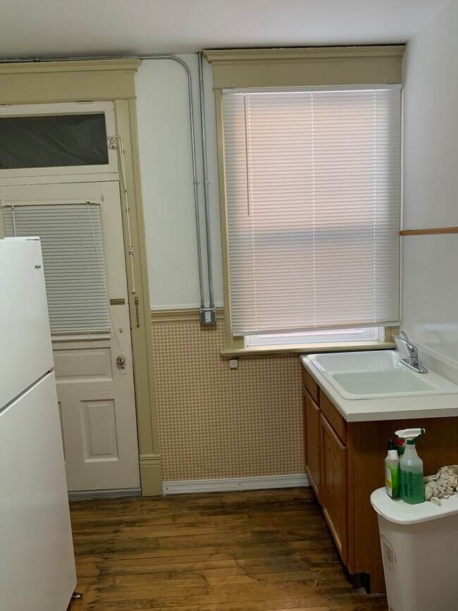 Primary Photo - 800 W Broadway St