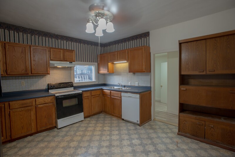 Building Photo - 1185 SW Macvicar Ave