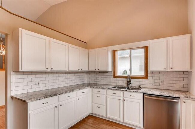 Building Photo - 2831 Carver Park Cir, Woodbury, MN, 55125