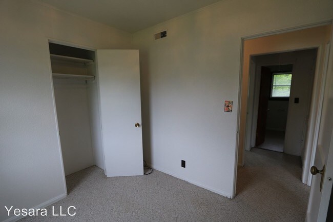 Building Photo - 121-123-123 Melrose Ct