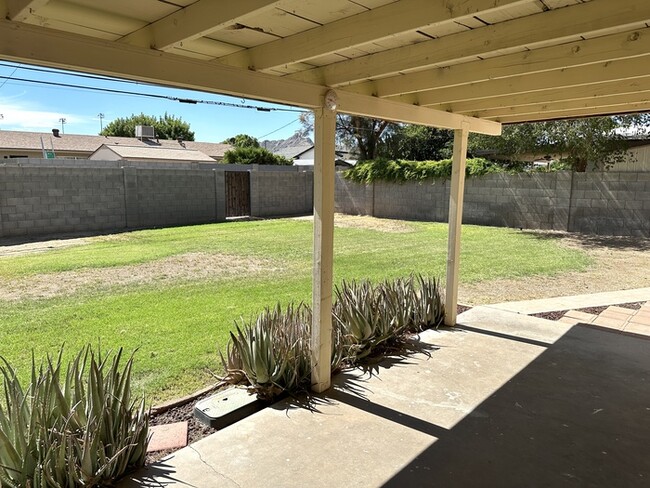 Building Photo - Great classic central Phoenix ranch style ...