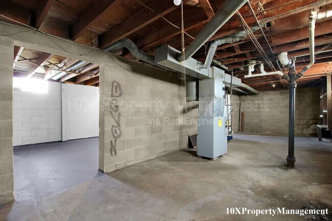 Building Photo - 2459 Hiawatha St