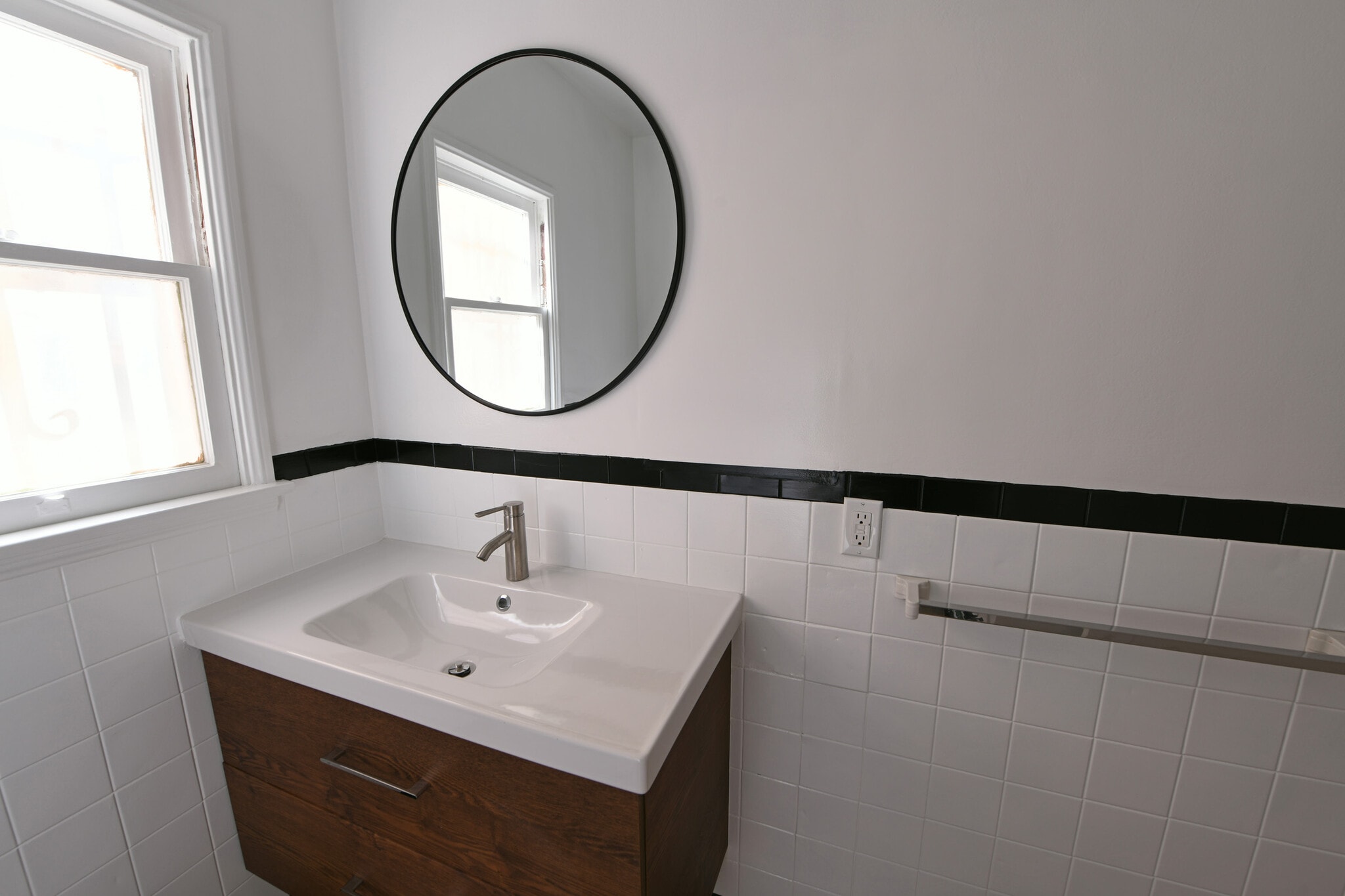 Building Photo - 913 Le Doux Rd