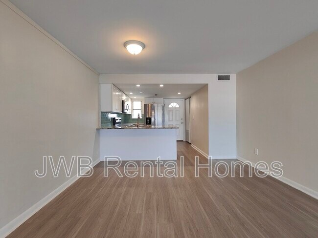 Building Photo - 1000 3rd St