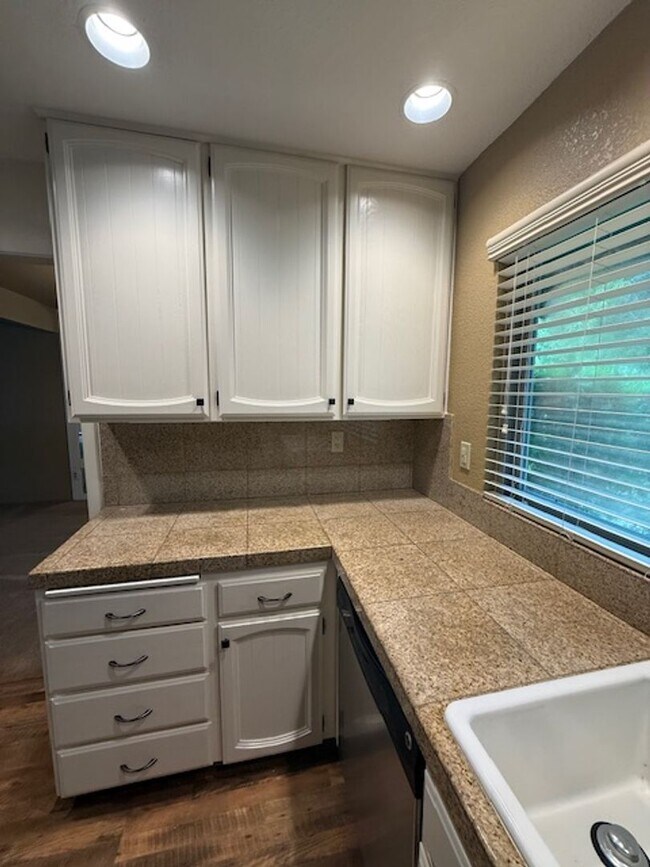 Building Photo - OPEN HOUSE this Wednesday 5pm-6:30pm - Private Redwood Setting | 4BR Home with Family Room, Bar &...