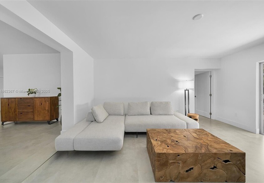 Building Photo - 620 SW 22nd Rd