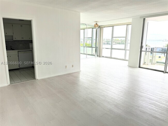 Building Photo - 900 Bay Dr E