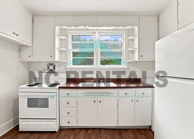 Building Photo - 141 Marthas Ln-