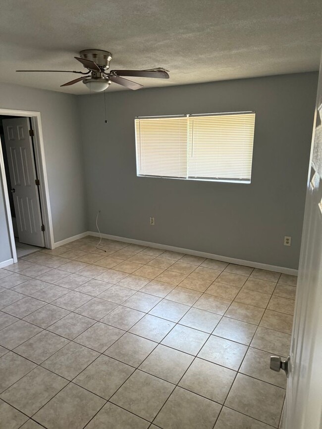 Building Photo - 3 Bedroom Single Family Home
