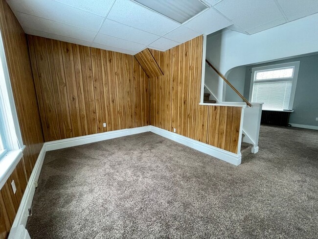 Building Photo - Coraopolis - 2 Bed 2 Bath - Immaculately M...