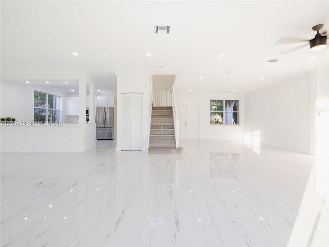 Building Photo - 801 Tanglewood Cir