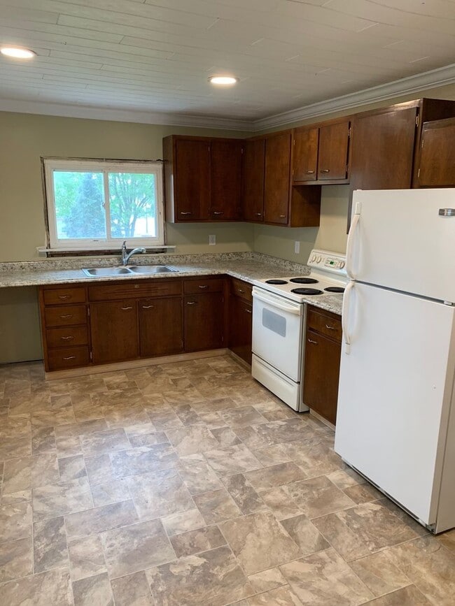 Building Photo - 2084 Broad St