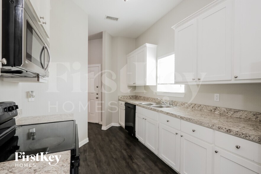 Building Photo - 1633 Mockingbird Ln