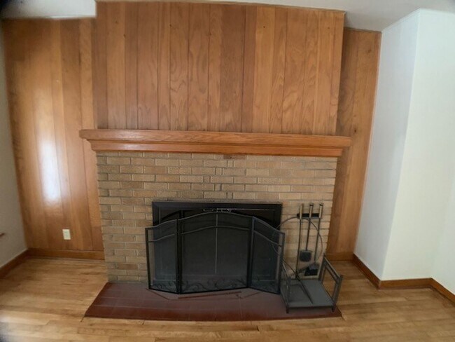 Building Photo - West Allis 3 bedroom 2 full bath home