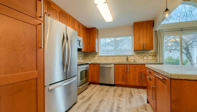 Fully renovated kitchen with brand new appliances - 2929 Ross Dr S74