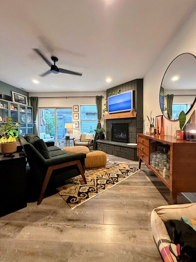 Building Photo - Stunning home available in Stone Creek!  Must see the interior!
