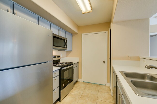 Building Photo - Charming 2Bed/2Bath ground floor apartment...