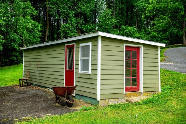 Building Photo - 607 E Wheel Rd