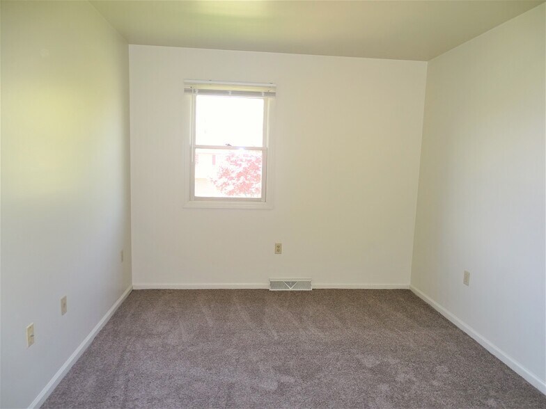 Building Photo - 15 Oriole Dr