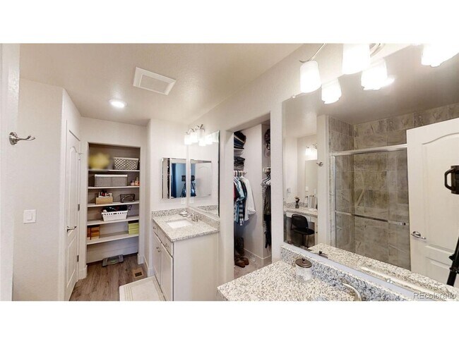 Building Photo - Available 4/2: Beautiful End Unit Townhome in Cherrywood Park