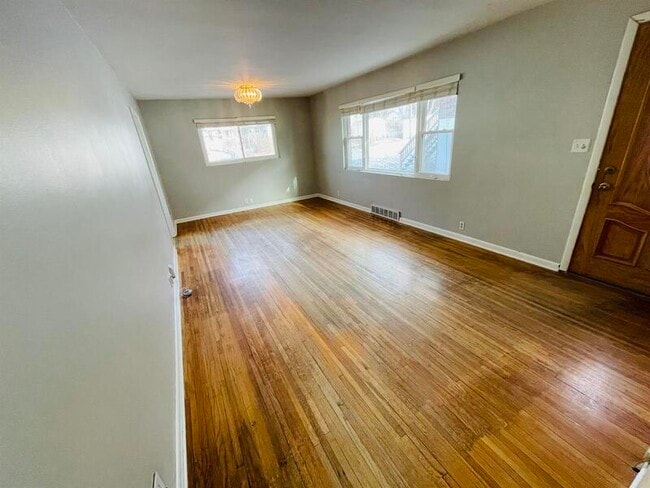 Building Photo - 5624 Lake St