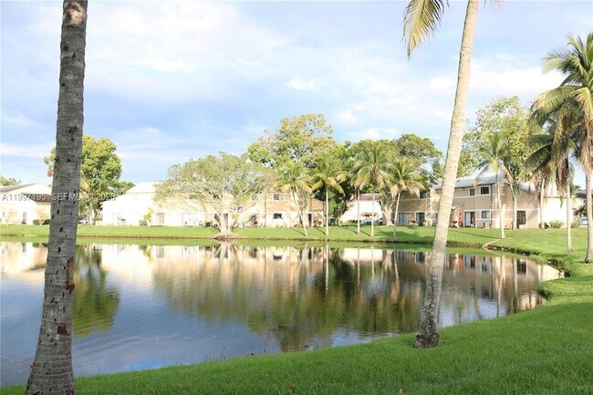 Building Photo - 9491 Palm Cir S