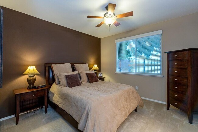 Building Photo - Updated North Clovis 3/2